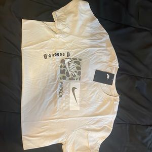 Men’s Nike shirt size Medium